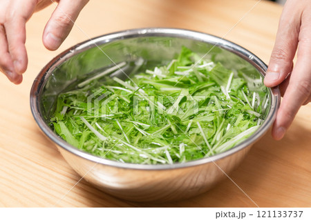 カットした水菜を洗っているところ (写真素材) カットした水菜を洗っているところ (写真素材) 121133737