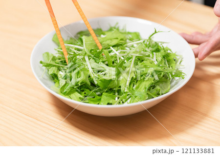 水菜に塩胡椒をして混ぜているところ　(写真素材) 121133881