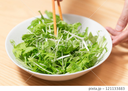 水菜に塩胡椒をして混ぜているところ (写真素材) 水菜に塩胡椒をして混ぜているところ (写真素材) 121133883