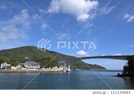 上関大橋。左に室津灯台と温泉施設(山口県上関町) 121134083