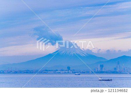 【千葉県】海ほたるPAから眺める横浜方面　行き交う船、富士山遠望 121134682