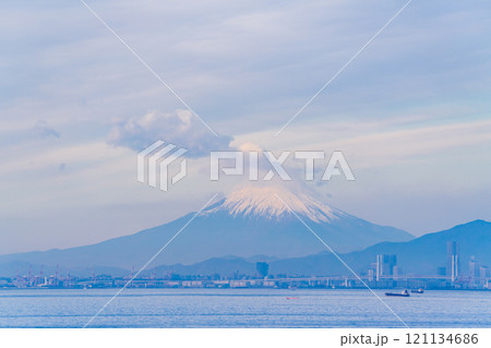 【千葉県】海ほたるPAから眺める横浜方面　行き交う船、富士山遠望 121134686