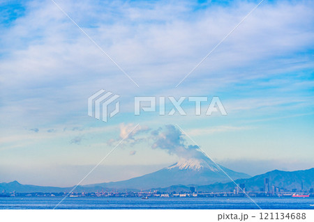 【千葉県】海ほたるPAから眺める横浜方面　行き交う船、富士山遠望 121134688
