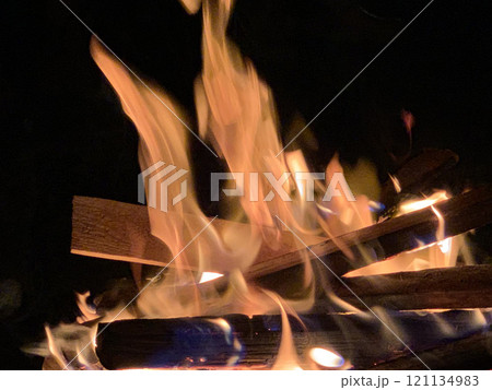心安らぐ力強い焚火 121134983