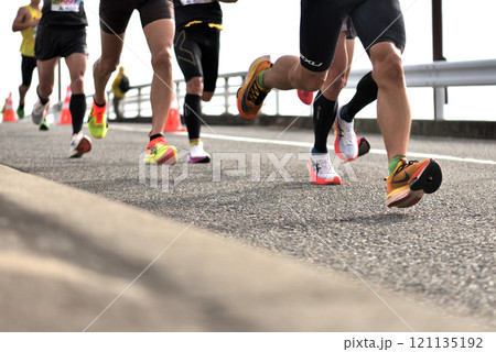 マラソン　坂道を駆け抜けるマラソンランナー 121135192