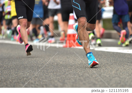 マラソン 坂道を駆け抜けるマラソンランナー マラソン 坂道を駆け抜けるマラソンランナー 121135195