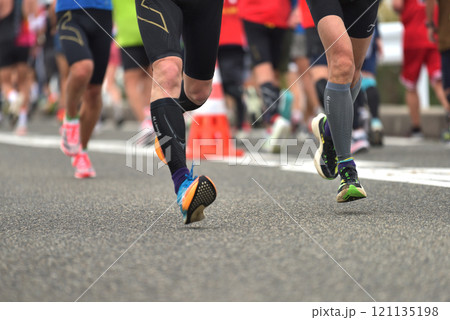 マラソン　坂道を駆け抜けるマラソンランナー 121135198