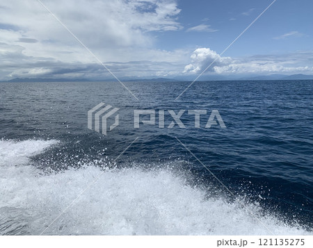 躍動感あふれる波しぶき 躍動感あふれる波しぶき 121135275