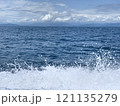 躍動感あふれる波しぶき 121135279