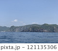 気持ちのいい快晴の日の空と海と島 121135306