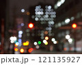 夜の街を走る車の光跡 121135927