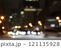 雪が降る夜の道路 121135928