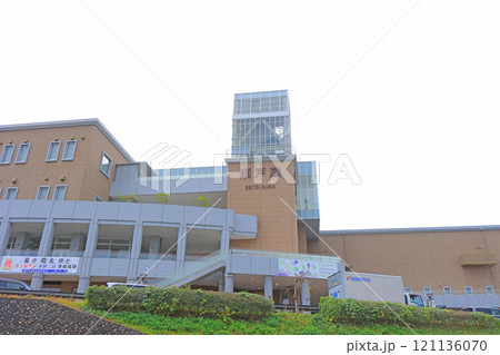 愛知県瀬戸市、瀬戸蔵の風景 121136070