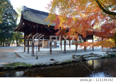 上賀茂神社 土屋と紅葉 京都市北区 上賀茂神社 土屋と紅葉 京都市北区 121136142