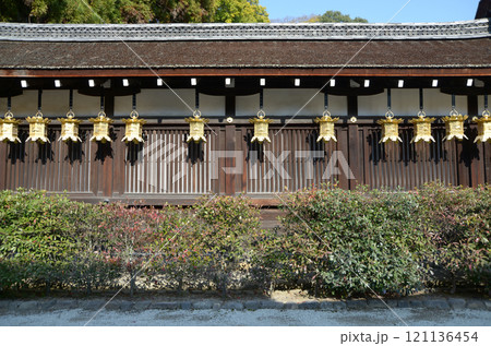 下鴨神社　三井神社回廊の釣り灯篭　京都市左京区 121136454