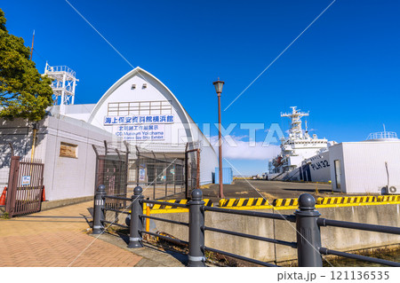 日本の横浜都市景観 海上保安庁 横浜海上防災基地・海上保安資料館横浜館などを望む＝8日 121136535
