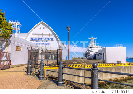 日本の横浜都市景観 海上保安庁 横浜海上防災基地・海上保安資料館横浜館などを望む＝8日 121136536