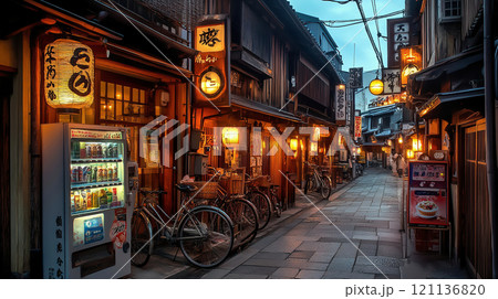 昔ながらのお店が並ぶ夕方の街並み 昔ながらのお店が並ぶ夕方の街並み 121136820