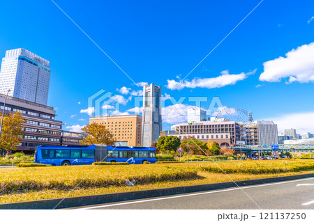 日本の横浜都市景観　赤レンガ倉庫前の連節バス「ヨコハマベイサイドブルー」などを望む＝12月8日 121137250