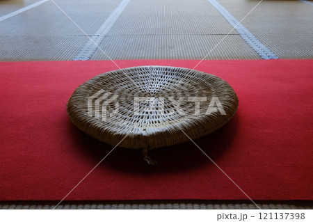 緋毛氈に置かれた丸座布団 121137398