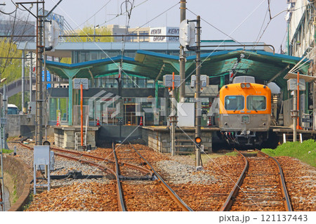 中央前橋駅に停車中の上毛線 121137443