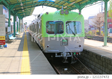 中央前橋駅に停車中の上毛線 中央前橋駅に停車中の上毛線 121137472