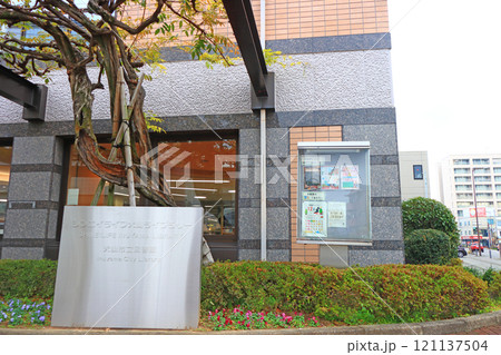 愛知県犬山市、犬山市立図書館の風景 121137504