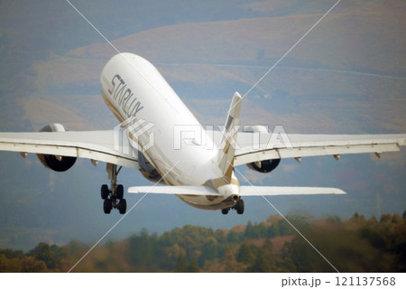 離陸する旅客機　STARLUX 121137568