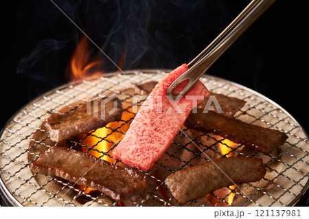国産和牛の焼肉を七輪で焼く 121137981