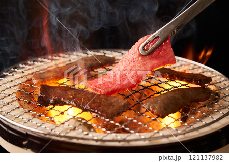 国産和牛の焼肉を七輪で焼く 121137982