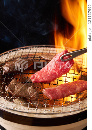 国産和牛の焼肉を七輪で焼く 国産和牛の焼肉を七輪で焼く 121137999