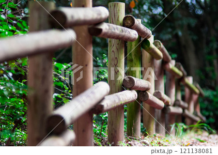 森の中の柵 この先危険です 森の中の柵 この先危険です 121138081
