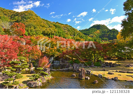 大分県　中津　耶馬渓　渓石園の紅葉 121138328