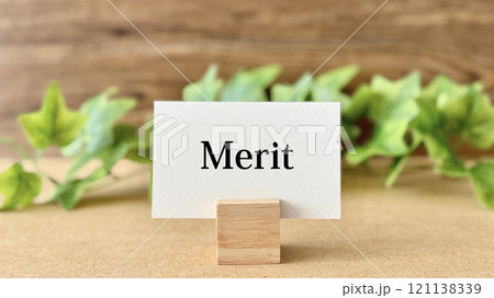 Meritの文字入りカードとツタ_茶色板背景 121138339