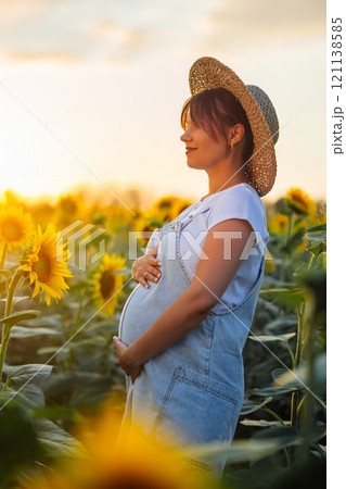 Future Mother Expecting Baby. Health Pregnancy, Happy Motherhood. Pregnant Woman Future Mother Expecting Baby. Health Pregnancy, Happy Motherhood. Pregnant Woman 121138585