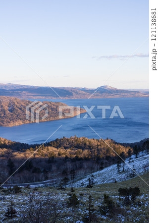 冬の北海道、道東の美幌峠から見た屈斜路湖 121138681