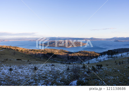冬の北海道、道東の美幌峠から見た屈斜路湖 121138686