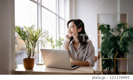 ホームオフィスで働く女性 121139995