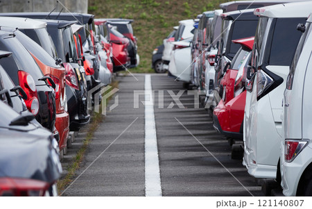 屋外の駐車場のたくさんの車の様子 121140807