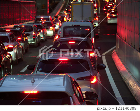 夕方の帰宅ラッシュの道路の渋滞の車の列の風景	 121140809