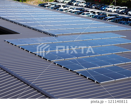 日本の工場の屋根に設置されたたくさんの太陽光発電パネルの風景 121140811