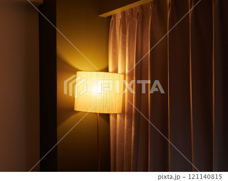 ホテルのベッドルームのカーテンとライトの様子 ホテルのベッドルームのカーテンとライトの様子 121140815