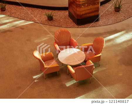 昼のホテルの広いロビーのたくさんの椅子の風景 121140817