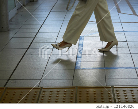 冬の朝の駅のホームで歩く通勤の女性の姿 冬の朝の駅のホームで歩く通勤の女性の姿 121140826