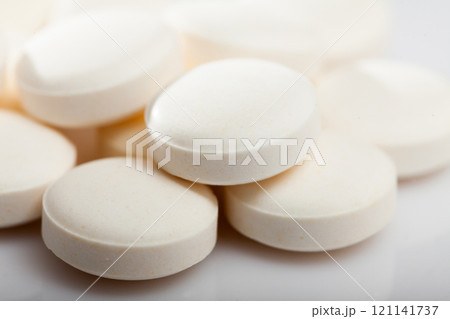 Heap of identical pills 121141737