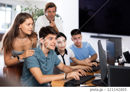 Group of students collaboratively works 121142805