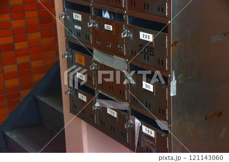 古いアパートのポスト 121143060