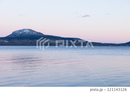 冬の北海道、道東の屈斜路湖の夕暮れ 冬の北海道、道東の屈斜路湖の夕暮れ 121143126