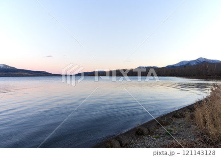 冬の北海道、道東の屈斜路湖の夕暮れ 冬の北海道、道東の屈斜路湖の夕暮れ 121143128
