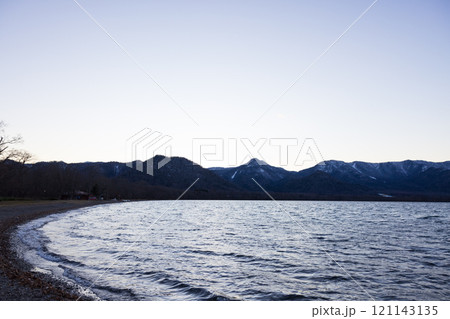 冬の北海道、道東の屈斜路湖の夕暮れ 121143135